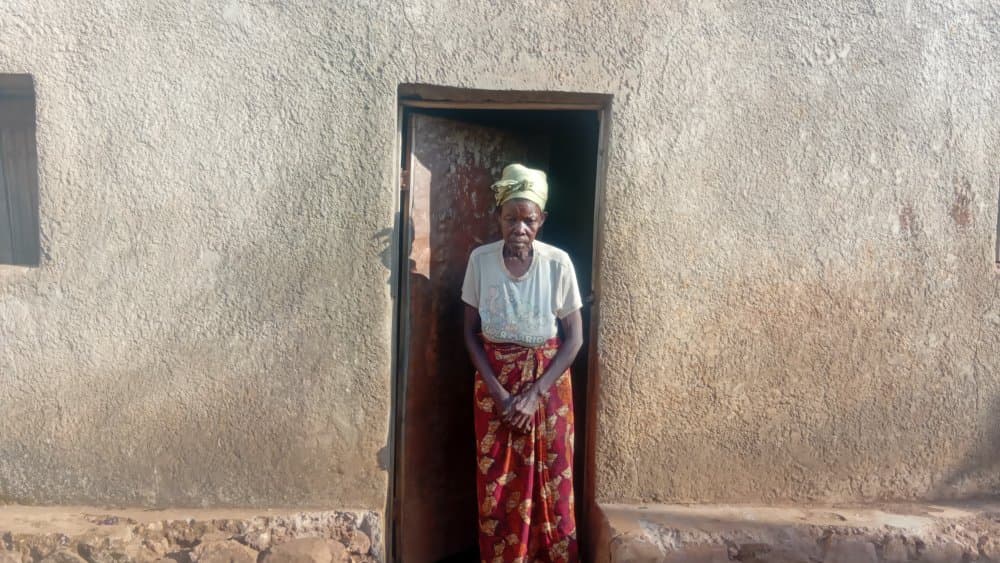 Umukecuru w’imyaka 67 asembera abana babiri bafite ubumuga nyuma yo gusenyerwa