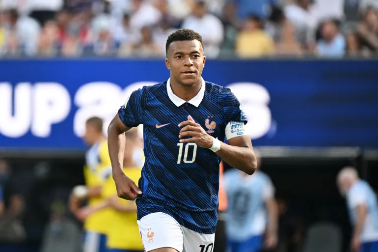 Mbappé akomeje kurya isataburenge Lionel Messi